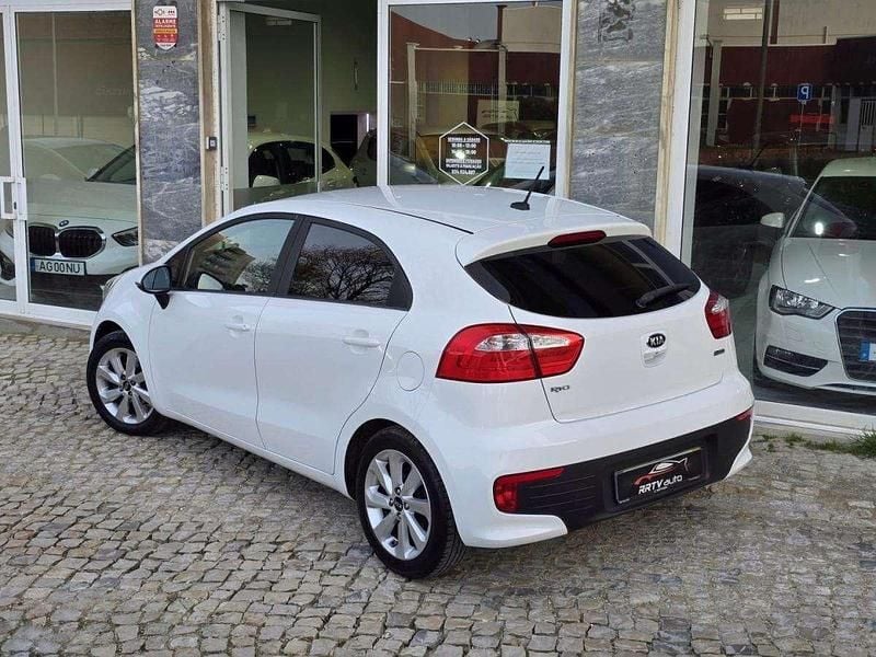 Usado Kia Rio EX 75 HP (55 kW) 2016 Branco Citadino