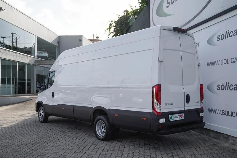 Usado Iveco Daily 156 HP (114 kW) 2023 Branco Sedan