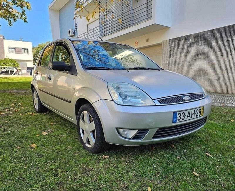 Cinzento Usado 2004 Ford Fiesta ST Citadino | € 3.350 (Preço justo) - Imagem 1/4