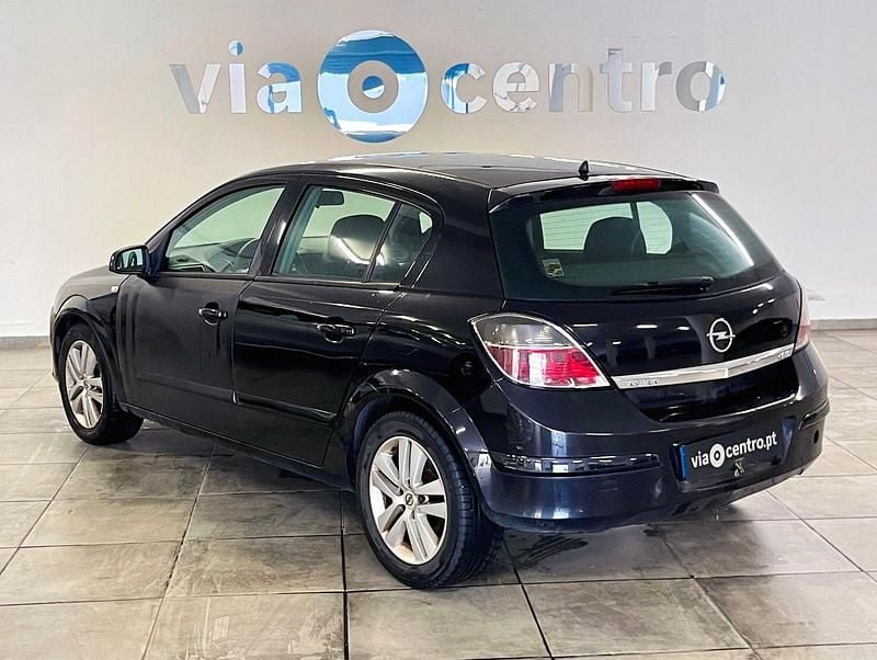 Usado Opel Astra Cosmo 90 HP (66 kW) 2007 Preto Citadino