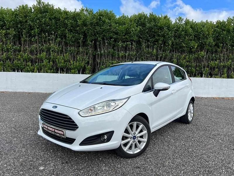 Branco Usado 2016 Ford Fiesta Titanium Citadino | € 9.990 (Preço justo) - Imagem 1/4