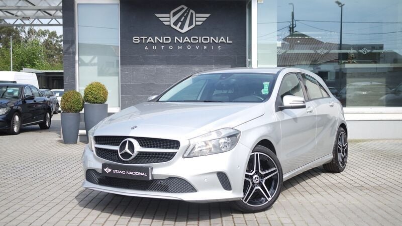 Cinza Usado 2018 Mercedes A180 Urban | € 16.900 (Bom preço) - Imagem 1/4