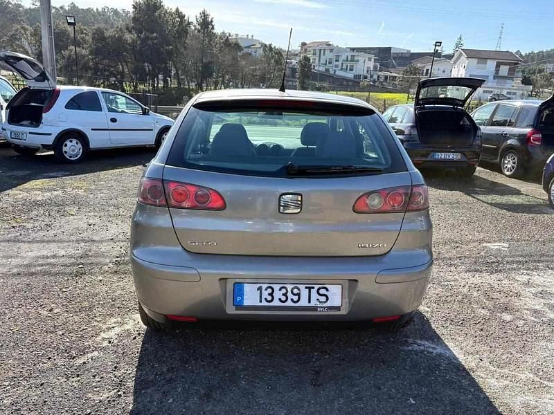 Usado Seat Ibiza 64 HP (47 kW) 2002 Cinzento Citadino