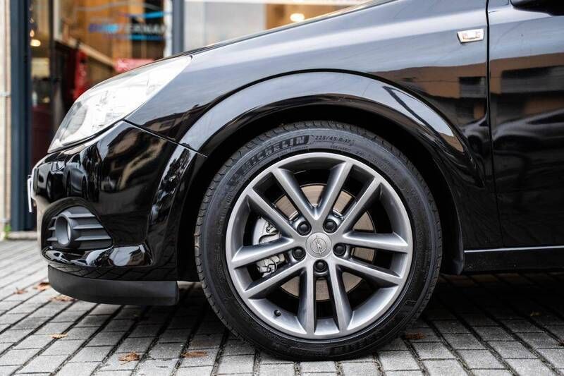 Usado Opel Astra 150 HP (110 kW) 2009 Preto