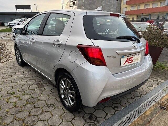 Usado Toyota Yaris Comfort 69 HP (50 kW) 2015 Cinza Citadino