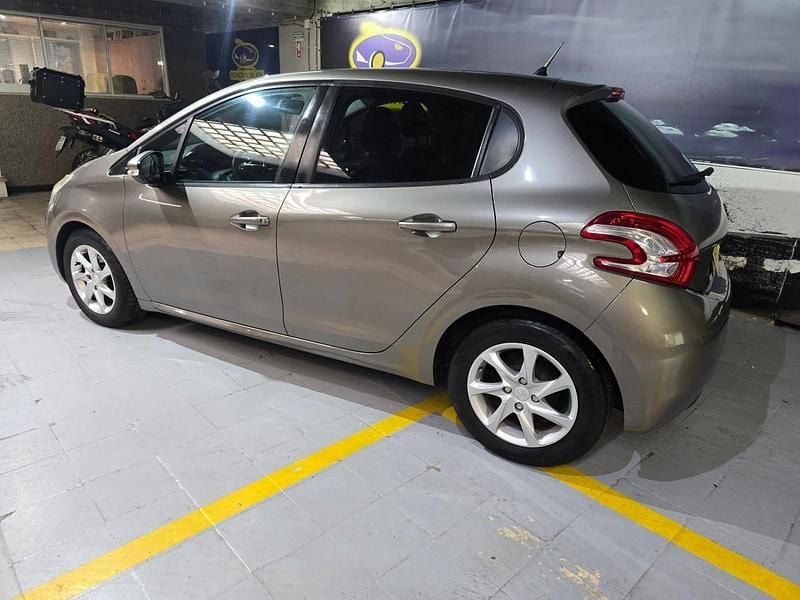 Usado Peugeot 208 82 HP (60 kW) 2012 Cinzento Citadino