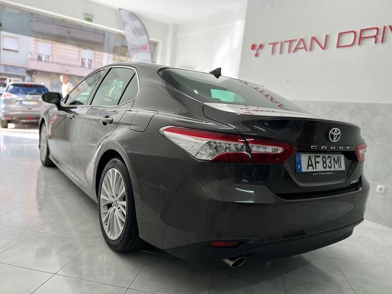 Usado Toyota Camry 218 HP (160 kW) 2021 Castanho Sedan