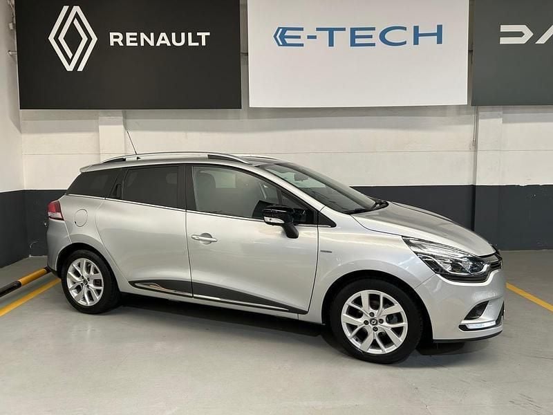 Cinzento Usado 2020 Renault Clio V Carrinha | € 13.490 (Preço justo) - Imagem 1/4