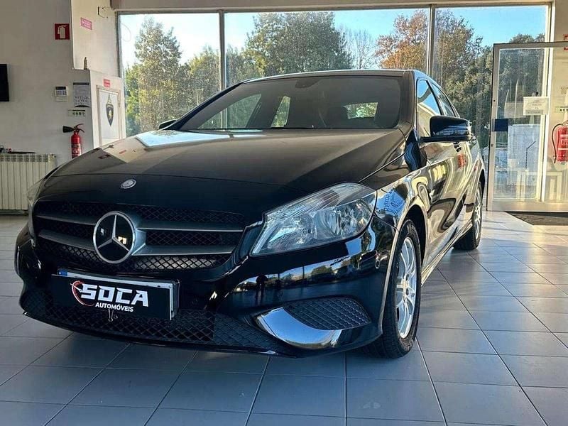 Preto Usado 2013 Mercedes 180 Style Sedan | € 16.490 - Imagem 1/4