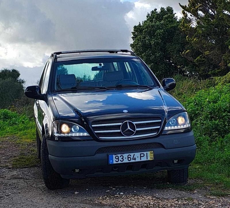 Preto Usado 1998 Mercedes ML320 SUV | € 9.000 - Imagem 1/4