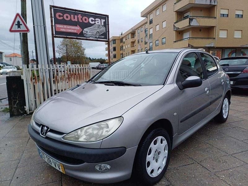 Cinzento Usado 2003 Peugeot 206 | € 2.299 (Preço justo) - Imagem 1/4