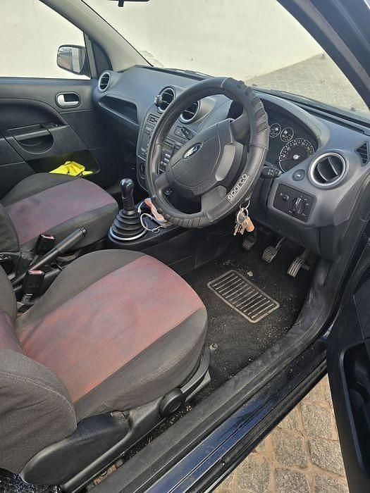Usado Ford Fiesta Ghia 75 HP (55 kW) 2006 Citadino