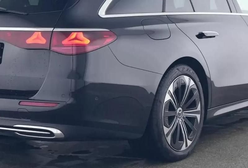 Usado Mercedes E300 313 HP (230 kW) 2024 Preto Carrinha