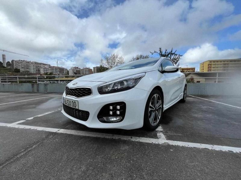 Branco Usado 2017 Kia Ceed Citadino | € 14.000 (Preço elevado) - Imagem 1/4
