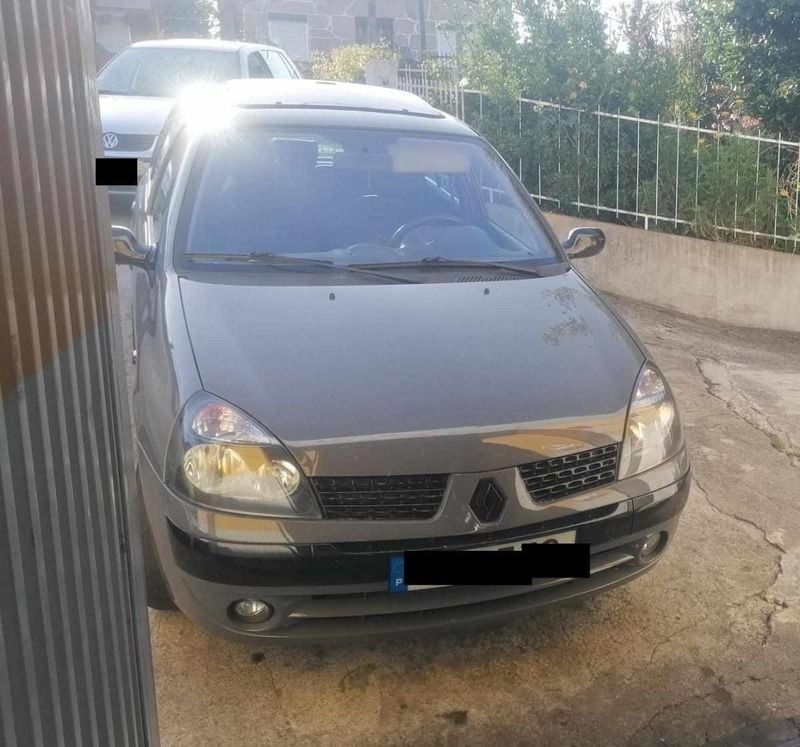 Cinzento Usado 2002 Renault Clio II Citadino | € 2.850 (Caro) - Imagem 1/4