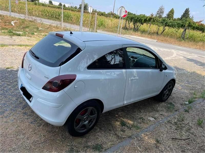 Usado Opel Corsa 75 HP (55 kW) 2011 Branco Citadino