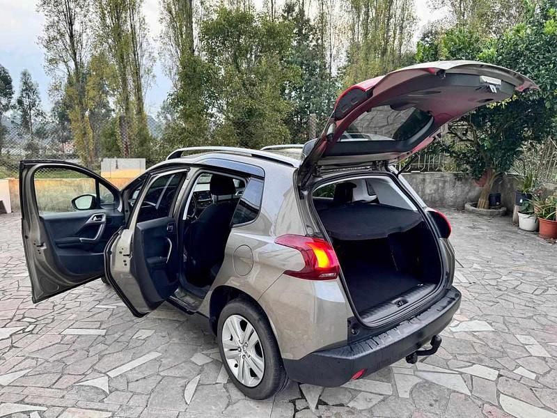 Usado Peugeot 2008 110 HP (80 kW) 2017 Cinzento SUV