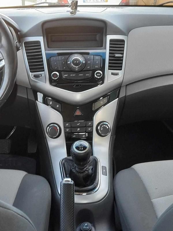 Usado Chevrolet Cruze 113 HP (83 kW) 2010 Cinzento Sedan