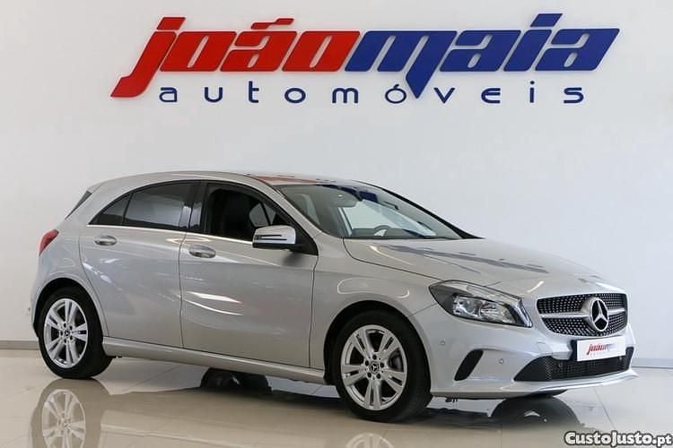 Usado Mercedes A180 Urban 109 HP (80 kW) 2018 Cinza Sedan