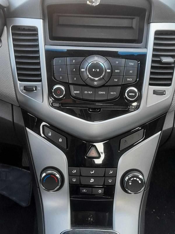 Usado Chevrolet Cruze 113 HP (83 kW) 2010 Cinzento Sedan