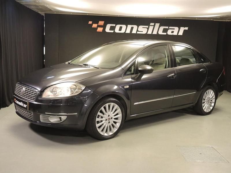 Usado Fiat Linea Emotion 90 HP (66 kW) 2008 Preto Sedan