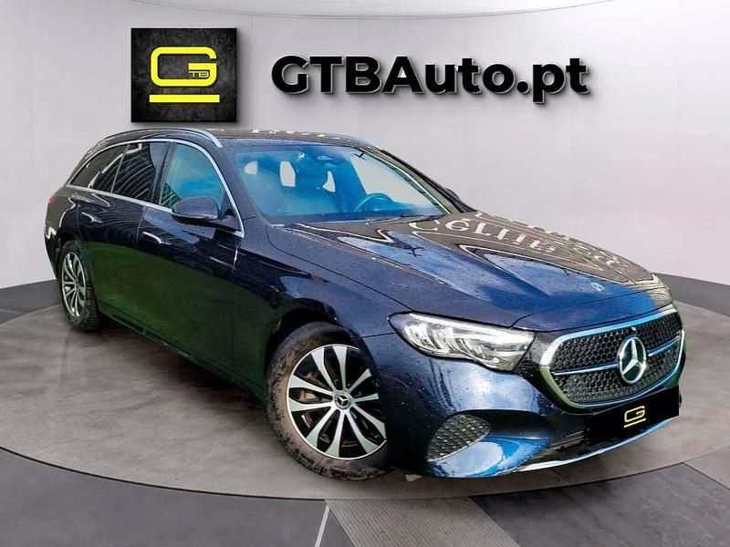 Azul Usado 2024 Mercedes E220 Avantgarde Carrinha | € 59.750 (Caro) - Imagem 1/4