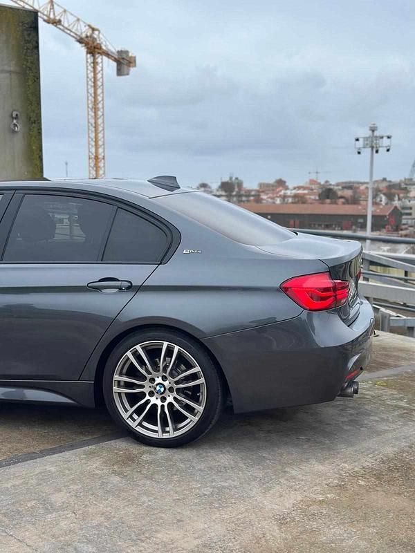 Usado BMW 330 252 HP (185 kW) 2017 Cinzento Sedan