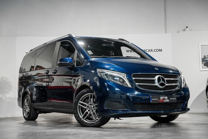 Azul Usado 2017 Mercedes V220 Avantgarde Monovolume | € 41.900 - Imagem 1/4