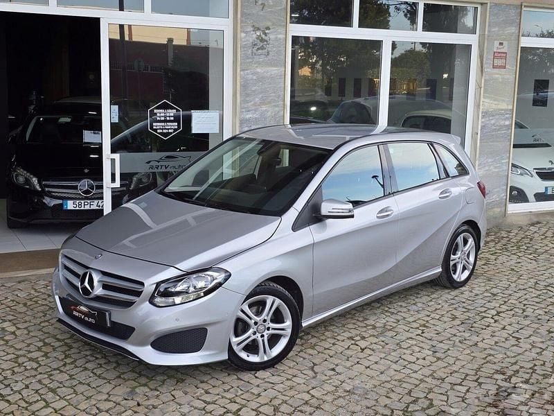 Cinza Usado 2015 Mercedes B180 Style Monovolume | € 16.950 (Preço justo) - Imagem 1/4