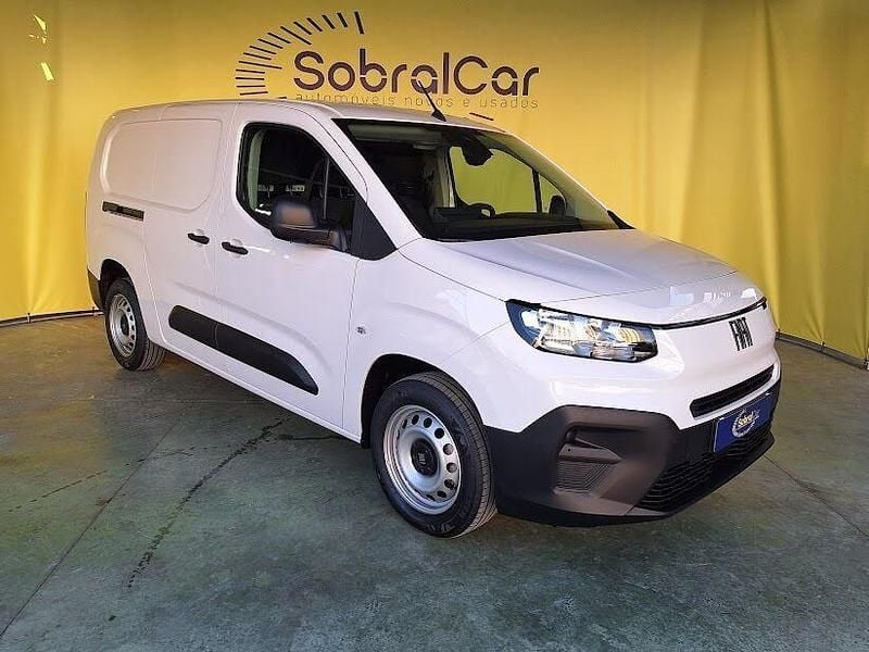 Branco Usado 2024 Fiat Doblò Monovolume | € 23.000 (Caro) - Imagem 1/4