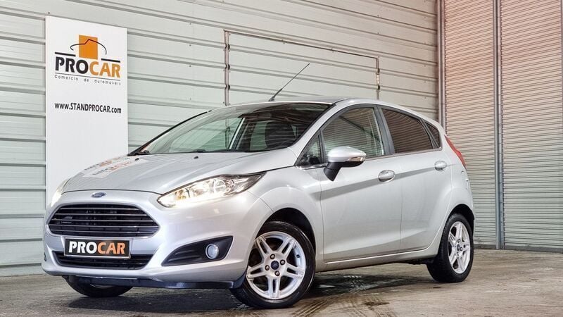 Cinzento Usado 2014 Ford Fiesta Titanium Citadino | € 9.900 (Preço elevado) - Imagem 1/4