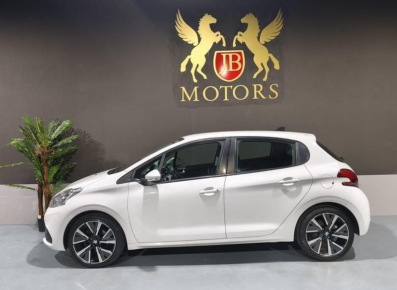 Branco Usado 2017 Peugeot 208 Allure Citadino | € 12.900 (Caro) - Imagem 1/4