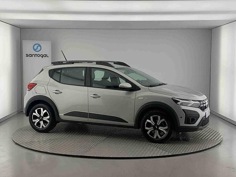Cinzento Usado 2024 Dacia Sandero Expression Citadino | € 17.290 (Preço justo) - Imagem 1/4