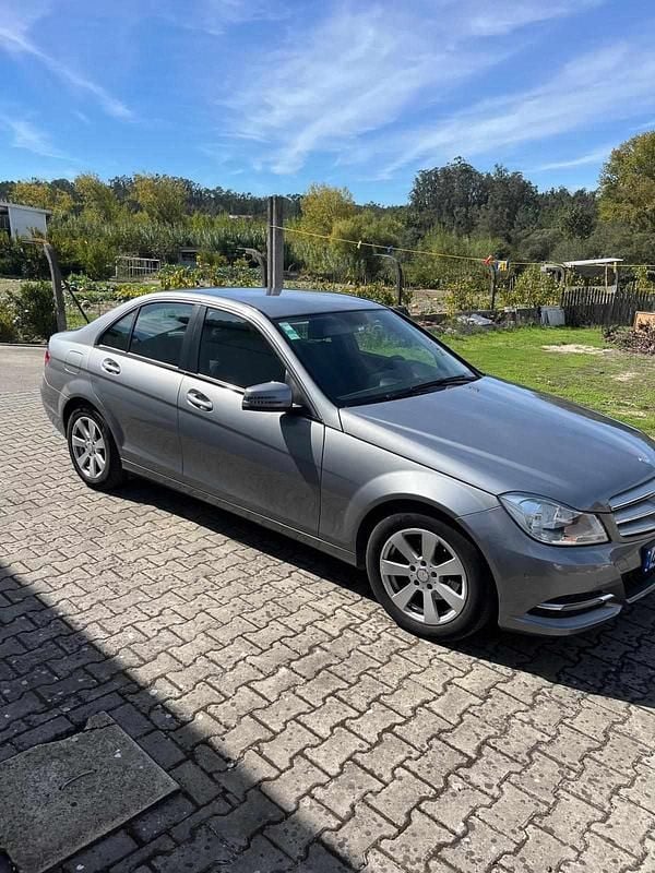 Cinzento Usado 2013 Mercedes C180 Sedan | € 17.500 (Preço justo) - Imagem 1/4
