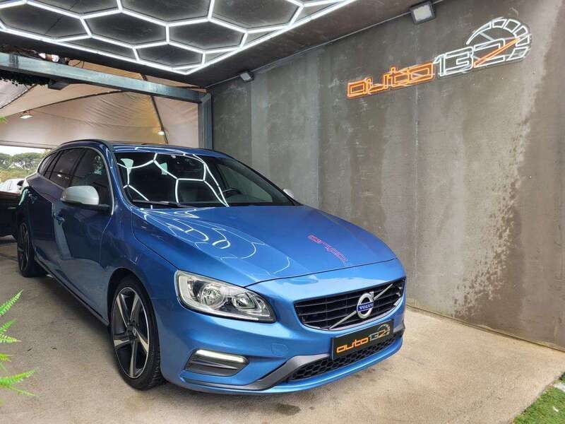 Azul Usado 2015 Volvo V60 R-Design Carrinha | € 14.990 (Preço justo) - Imagem 1/4