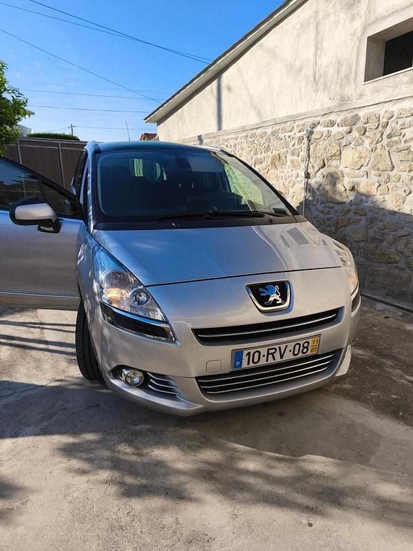 Cinzento Usado 2011 Peugeot 5008 Monovolume | € 6.500 (Super Preço) - Imagem 1/4