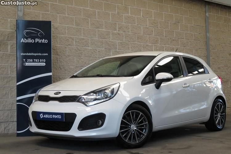 Branco Usado 2013 Kia Rio Sport Sedan | € 7.900 - Imagem 1/1