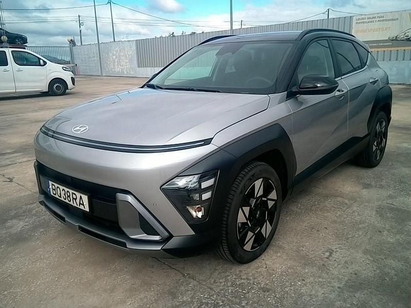 Shimmering silver/black roof (metalizado) Usado 2025 Hyundai Kauai Premium SUV | € 25.900 (Caro) - Imagem 1/4