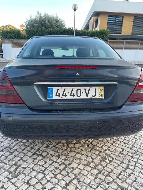 Preto Usado 2002 Mercedes E220 Sedan | € 3.900 - Imagem 1/1