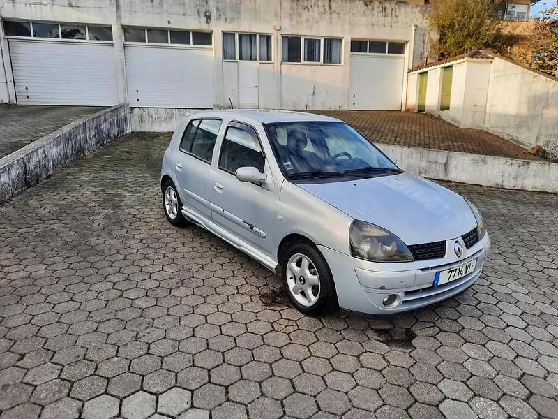 Usado Renault Clio II 65 HP (47 kW) 2003 Cinza