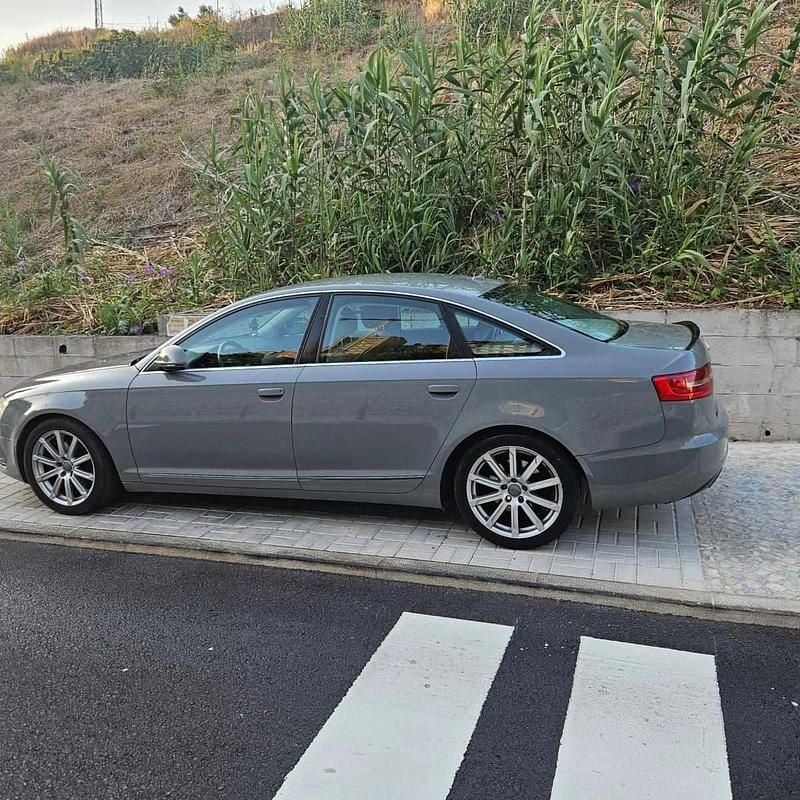 Cinzento Usado 2009 Audi A6 Sedan | € 13.750 - Imagem 1/4