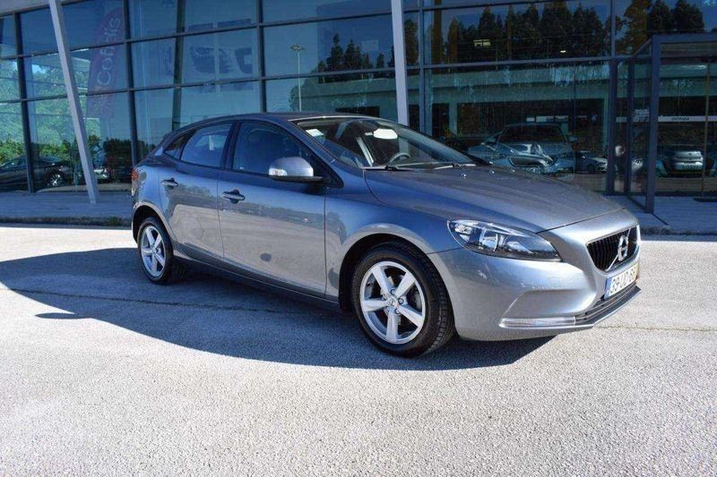 Cinzento Usado 2018 Volvo V40 Kinetic Carrinha | € 17.900 (Preço justo) - Imagem 1/4