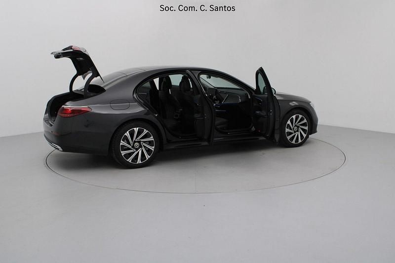 Usado Mercedes E300 Avantgarde 197 HP (144 kW) 2024 Cinza Sedan