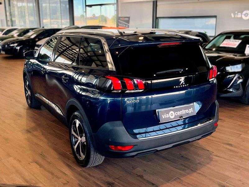 Usado Peugeot 5008 Allure 130 HP (95 kW) 2018 Azul escuro Monovolume