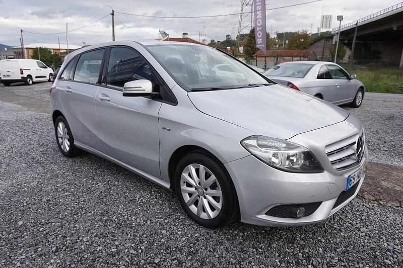 Usado Mercedes B180 109 HP (80 kW) 2012 Cinzento Monovolume