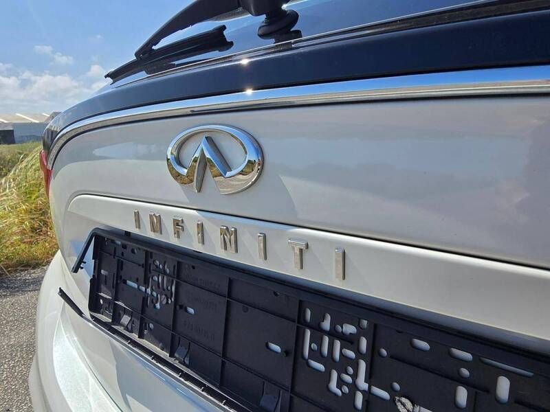 Usado Infiniti Q30 155 HP (114 kW) 2016 Branco Citadino