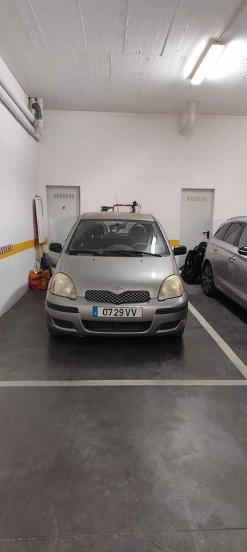 Cinzento Usado 2003 Toyota Yaris Citadino | € 2.500 (Preço justo) - Imagem 1/4