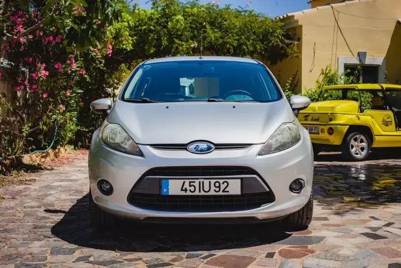Cinza Usado 2010 Ford Fiesta Trend Citadino | € 9.900 - Imagem 1/4