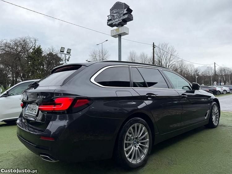 Cinza Usado 2022 BMW 530e Carrinha | € 31.750 - Imagem 1/1