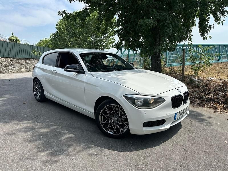 Branco Usado 2013 BMW 116 Sport Line Citadino | € 11.990 - Imagem 1/4